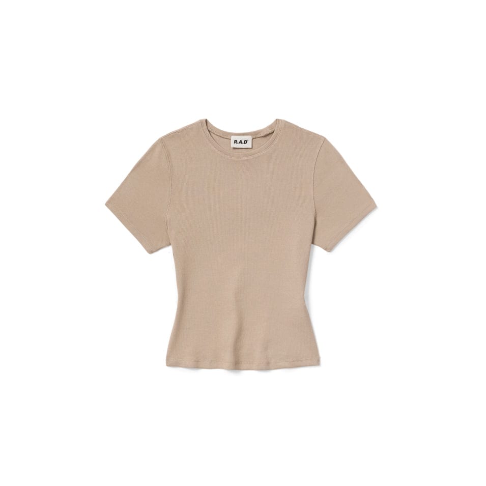 Beige short-sleeved fitted t-shirt.